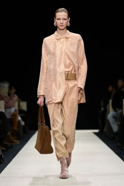 Look 10
